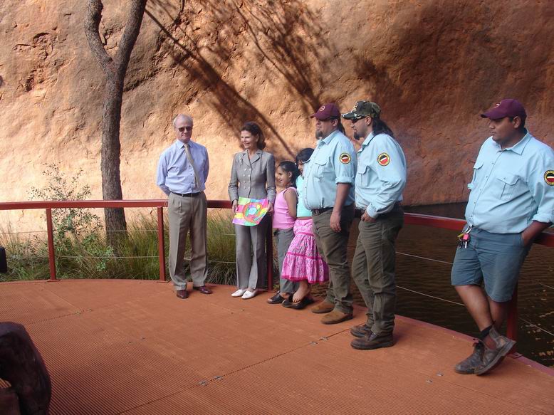 Na ranni prochazce kolem Uluru se vam taky klidne muze stat, ze potkate svedskeho krale a kralovnu