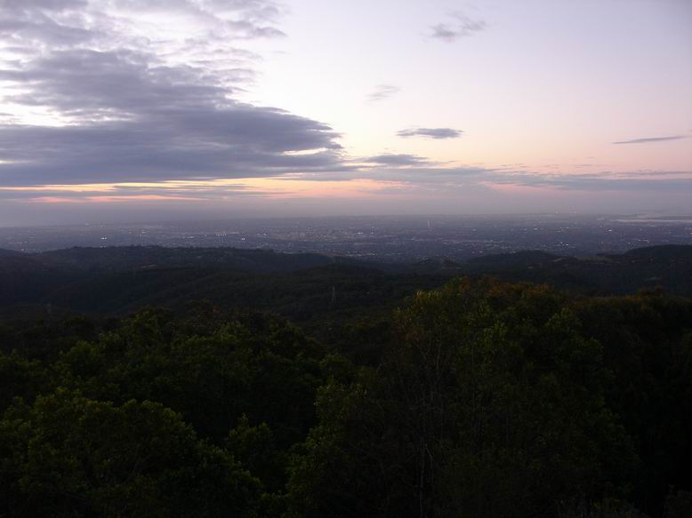 Adelaide pri pohledu z okolnich kopcu