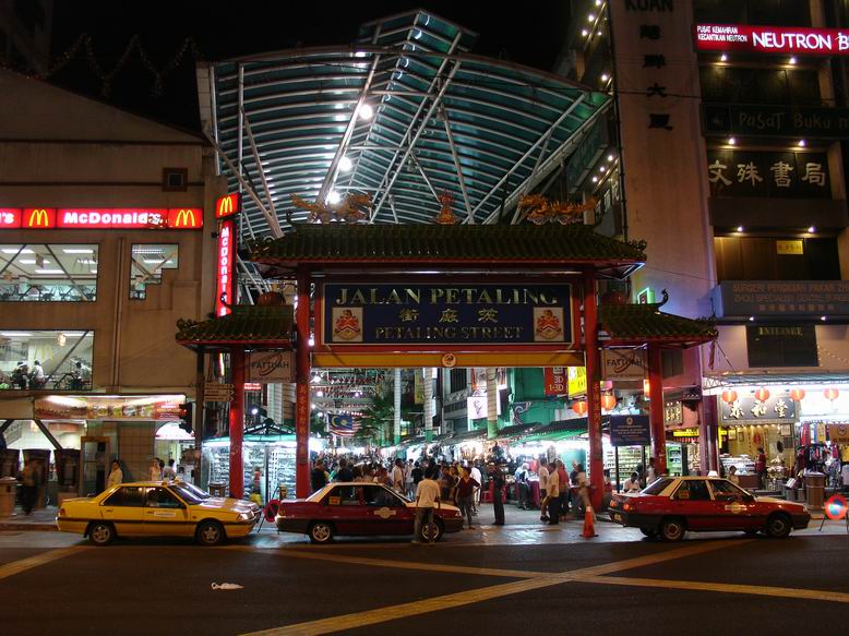 Jalan Petaling je obchodni centrum Cinskeho mesta v Kuala Lumpur.