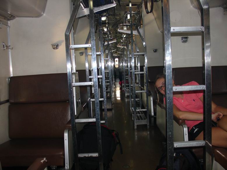 Interier spaciho vlaku mezi Chiang Mai a Bangkokem.