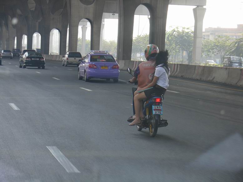 Bangkok je prej jedine misto na svete, kde oficialne jezdi motorka jako TAXI. Tady jednu mame, po dalnici 100km/hod veze slecnu v pantoflich.