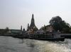 Pohled na Wat Arun z reky.