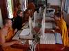 V chramu Wat Prathat Doi Suthep jsme zasli k mnichum na Internet. Mnisi jsou velmi vzdelani a moderni.