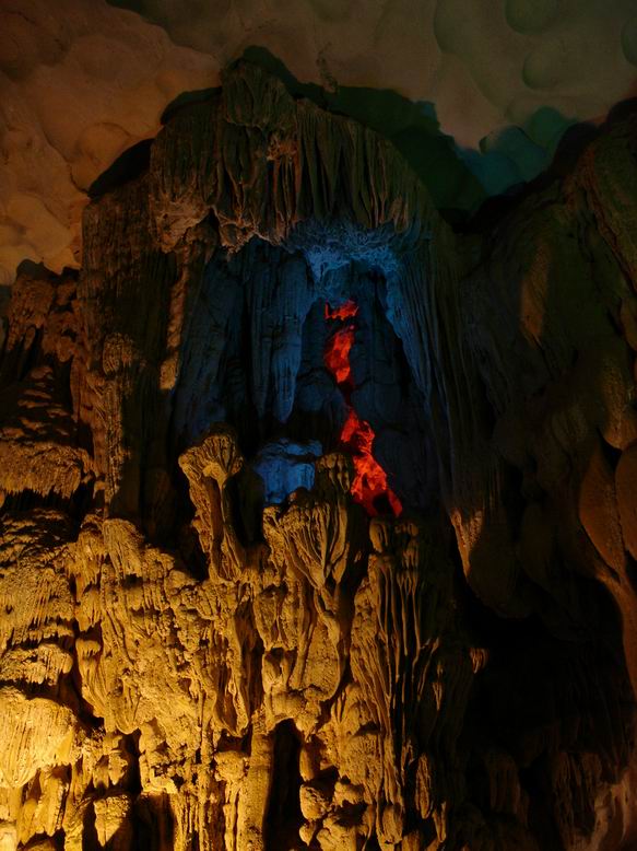 Nadherne osvetleni jeskyne.