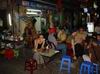 Nasli jsme v Ho-Chi-Minh neboli Saigon neco jako pivnici a litr piva vysel na asi 12,-Kc.