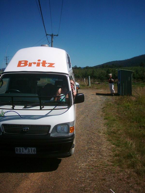 Takto se v Tasmanii prodava ovoce - formou samoobsluhy u silnice. Jen si nejsme jisti, jestli by tento system fungoval i u nas (ale sadar by patrne znacne prodelal :)