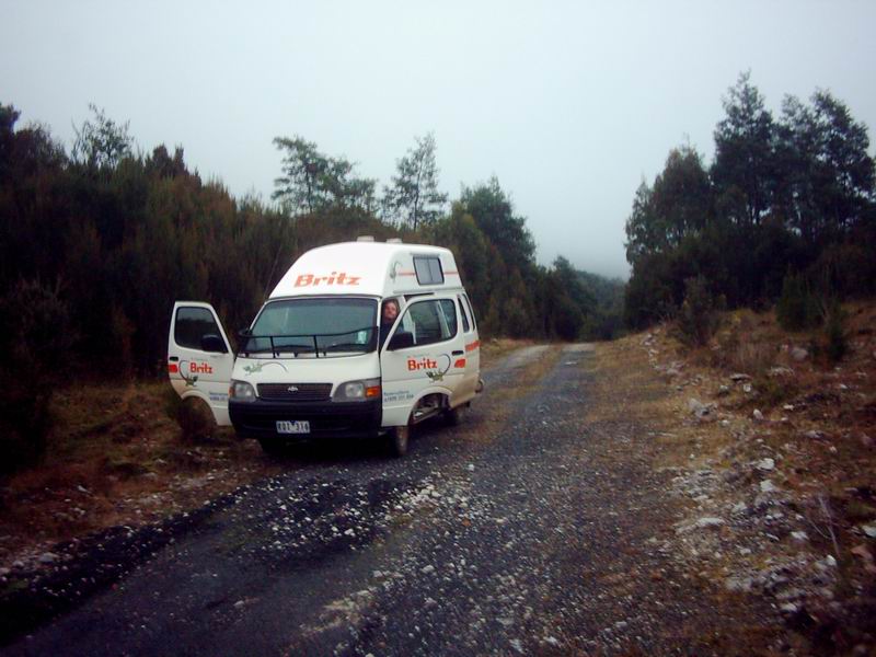 Jelikoz je v Tasmanii povoleno kempovat kdekoliv, vetsinou jsme si nasli mistecko k spanku na nejake odlehle lesni ceste.