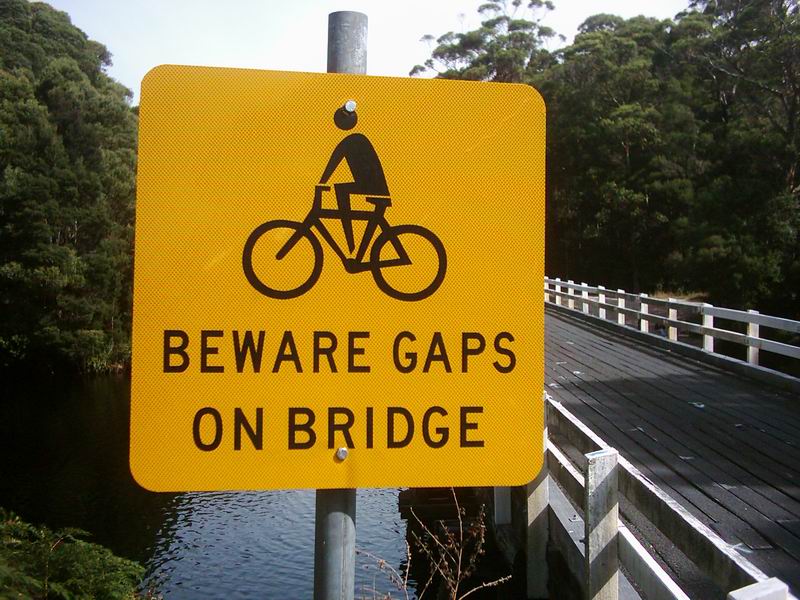 Jako zaryte cyklisty nas zaujala tato dopravni znacka upozornujici na mezery na moste.