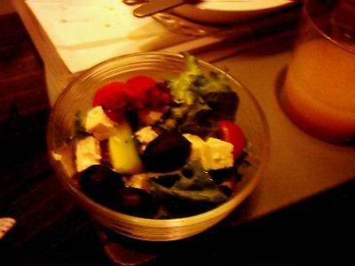 Salatek k hl. jidlu, olivky, papircka, okurecka, rajcatko a kousek sejra... Mnam