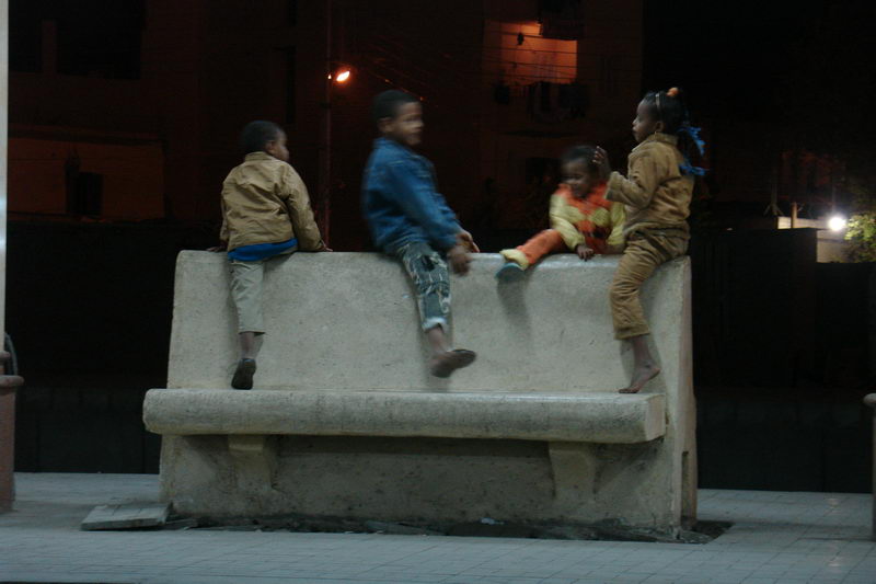 Deti si hraji na nadrazi v Luxoru.