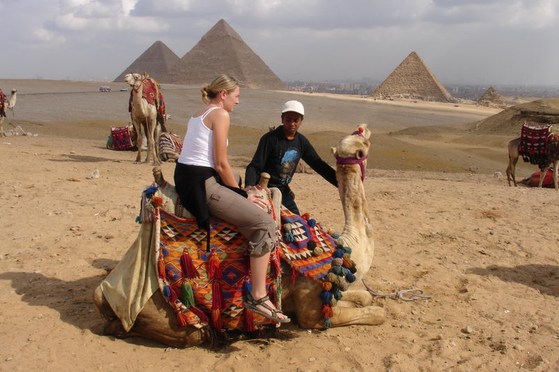 Jizda na velbloudech okolo pyramid je nejlevnejsi v Egypte hlavne kvuli konkurenci. Stoji asi 100,- Kc ale trva min jak 15 minut coz bylo slibeno.