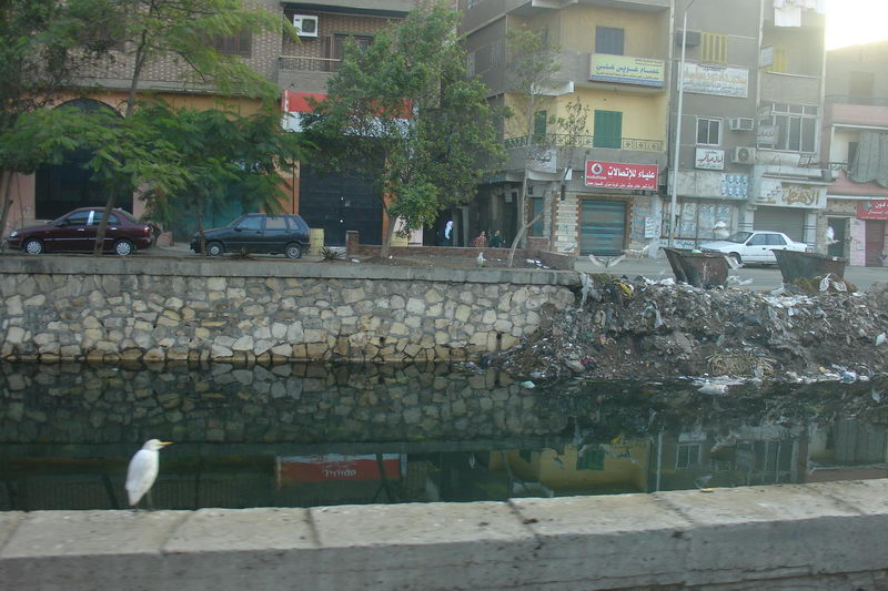 Kahirane jsou zvykli odpadky palit a vyhazovat do kanalu a delaji to uz nekolik set let... jenomze ted jich je 23 milionu a kanaly jsou porad stejne velke a odpadku vic a min recyklovatelnych.