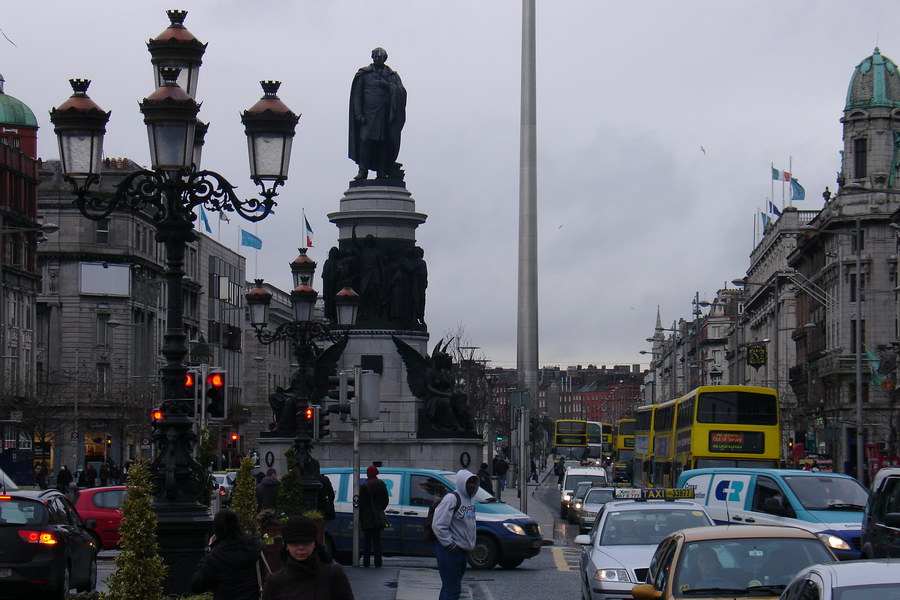 O Connel Street - hlavni ulice / namesti v Dublinu, kteremu dominuje stozar - Spire