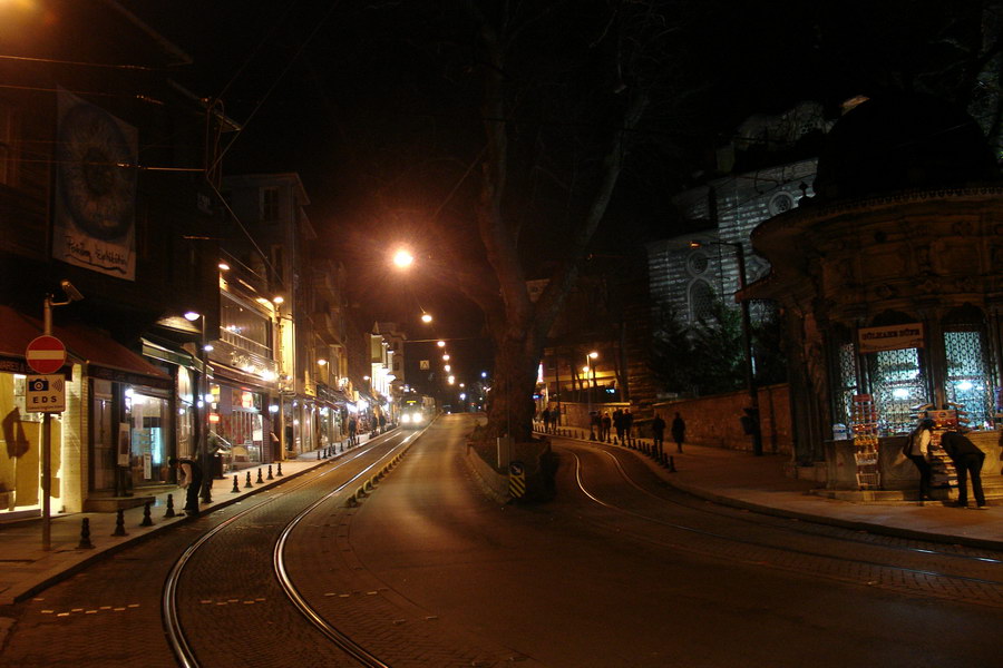 Istanbul je castecne propojeny tramvajovou dopravou a linka vede prave i do stareho mesta, kde jsou vyznamne istanbulske pamatky.