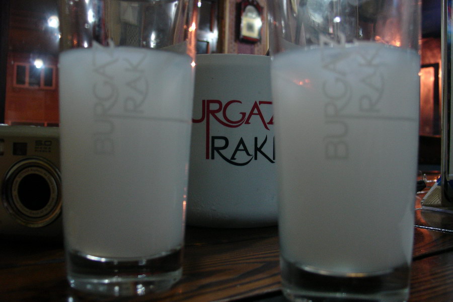 Rakia - tradicni turecke piti. Hroznovy destilat s anizovou prichuti. Ciry napoj se po smichani s vodou takto promeni v bilou tekutinu.