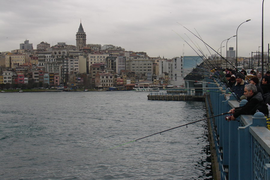 Lide na moste Galata chytaji denodenne ryby... takove malinke asi neco jako sardinky.