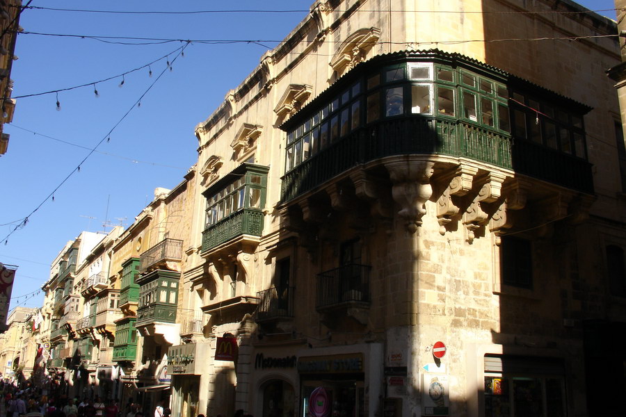 Opet rohovy balkon ve Vallete