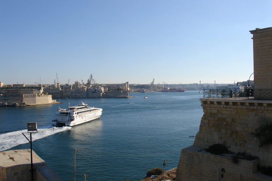 Lode plujici do Valletskeho pristavu