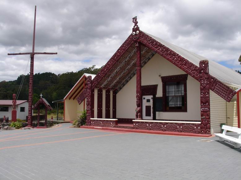 Klasicka budova vyskytujici se v kazde maorske vesnici, je to neco jako radnice.
