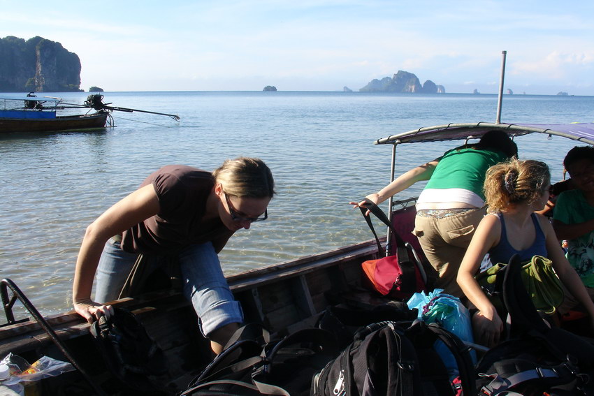 Adelka nastupuje do tzv longtail boat - vodni TAXI, ktere nas odvazi na Railay beach