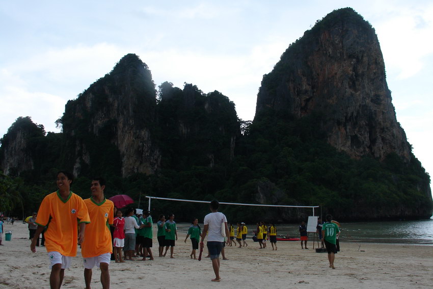 Domorodci meli nejaky volejbalovy a fotbalovy turnaj primo na plazi