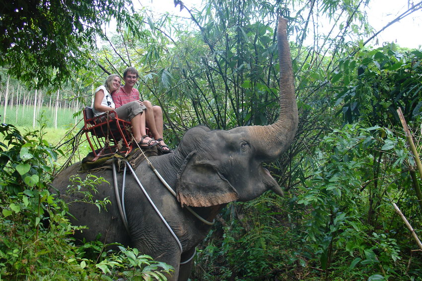 Adelka a Dino na slonovi u Ao Nang