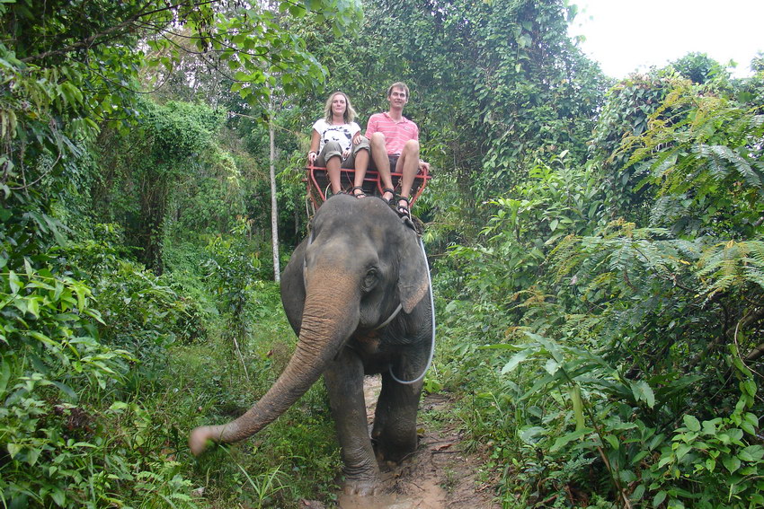Adelka a Dino na slonovi