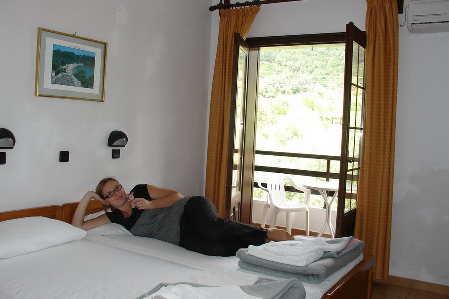 Pokoj v hotelu Sylvia ve vesnicce Kinira.