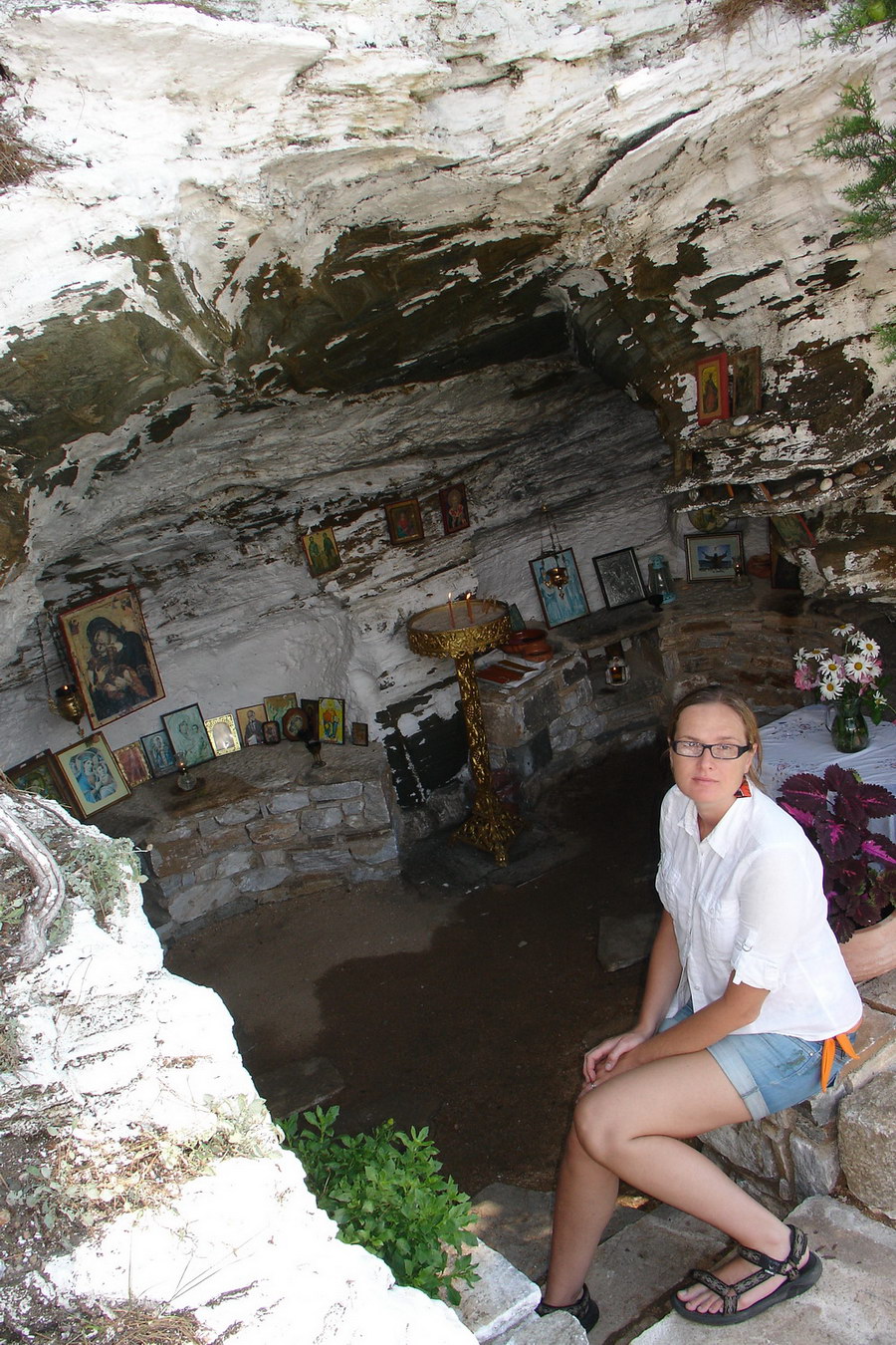 Kaplicka vytvorena v jeskyni na poloostrove u Aliki.