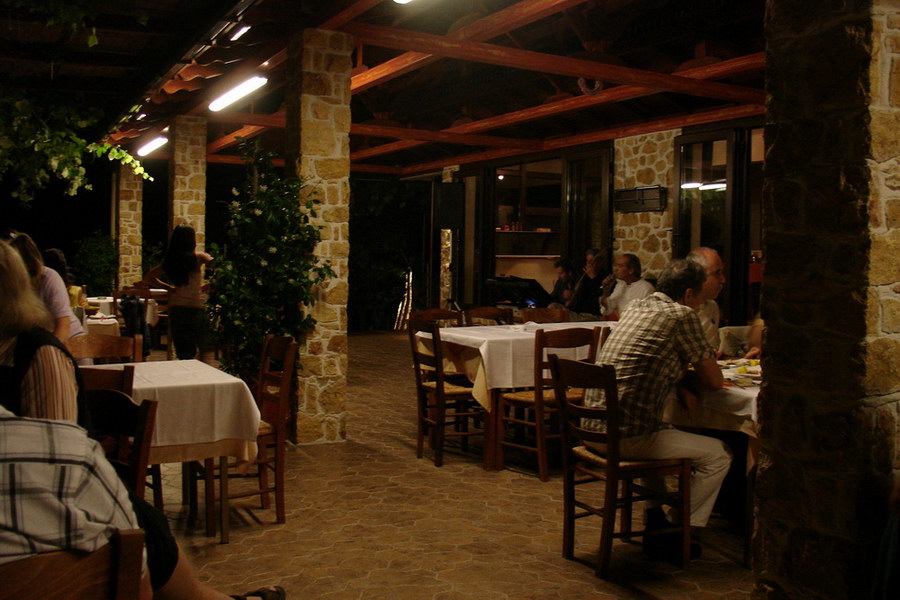 Recka taverna Agorastos v Kinire ma kazdou nedeli zivou reckou muziku.