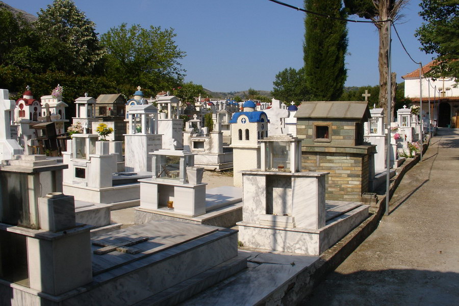 Hrbitov na konci horske vesnice Theologos.