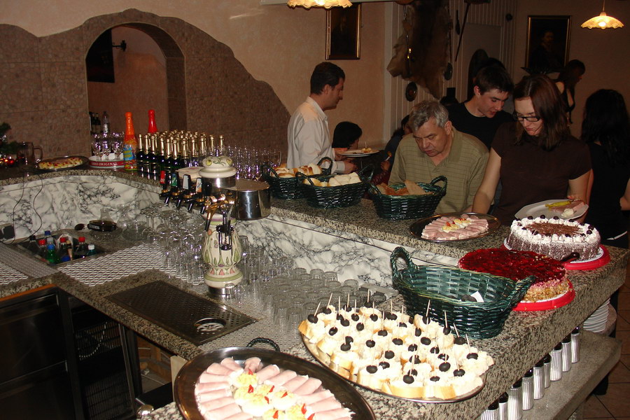 Penzion Milan pripravil spoustu jidla a piti za ceske/slovenske ceny.